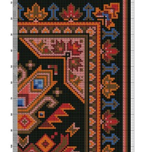Op de afbeelding: Een kruissteekpatroon voor een antiek tapijt met een zwarte achtergrond en ingewikkelde ontwerpen in tinten rood, oranje, bruin, blauw en roze.