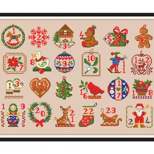 Puede incluir: Un calendario de adviento navideño con 24 adornos numerados. Los adornos están decorados con varios temas navideños, incluyendo un hombre de jengibre, un caballo de balancín, un árbol de Navidad, una media y un reno. Los adornos están dispuestos en una cuadrícula sobre un fondo beige.
