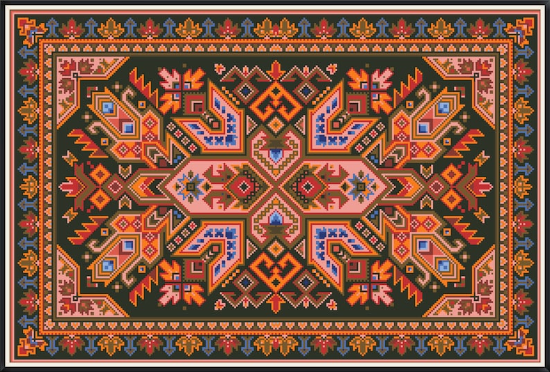 Op de afbeelding: Een traditioneel tapijt met een geometrisch patroon in tinten rood, oranje, blauw, groen en roze. Het tapijt heeft een donkergroene achtergrond en een rand met een bloemenmotief.