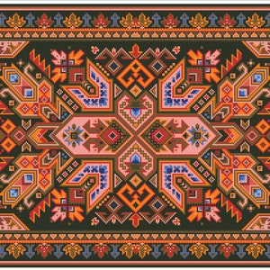 Op de afbeelding: Een traditioneel tapijt met een geometrisch patroon in tinten rood, oranje, blauw, groen en bruin. Het tapijt heeft een centraal medaillon en een rand met een repeterend motief.