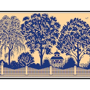 Op de afbeelding: Een kruissteekpatroon met een blauwe silhouet van een huis met een hek en bomen tegen een licht oranje achtergrond.