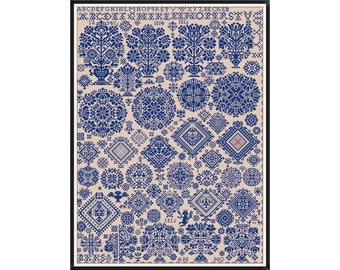 Op de afbeelding: Een vintage-stijl sampler met verschillende blauwe en witte geborduurde ontwerpen, waaronder bloemmotieven, geometrische patronen en alfabetten. De sampler is ingelijst in zwart en heeft het jaar "1916" geborduurd in het midden onderaan.