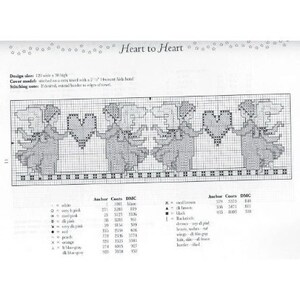 Op de afbeelding: Kruissteekpatroon voor een hartvormig ontwerp met het woord "LOVE" in het midden. Het patroon bevat een kleurenkaart met DMC-garennummers en -namen.