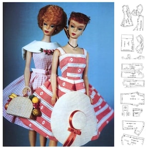 Op de afbeelding: Twee vintage Barbie poppen die roze en wit gestreepte jurken dragen met bloemenaccenten. De pop links houdt een witte rieten mand met fruit vast. De pop rechts houdt een witte strohoed met een rood lint vast. De afbeelding bevat ook een naaipatroon voor de jurken.