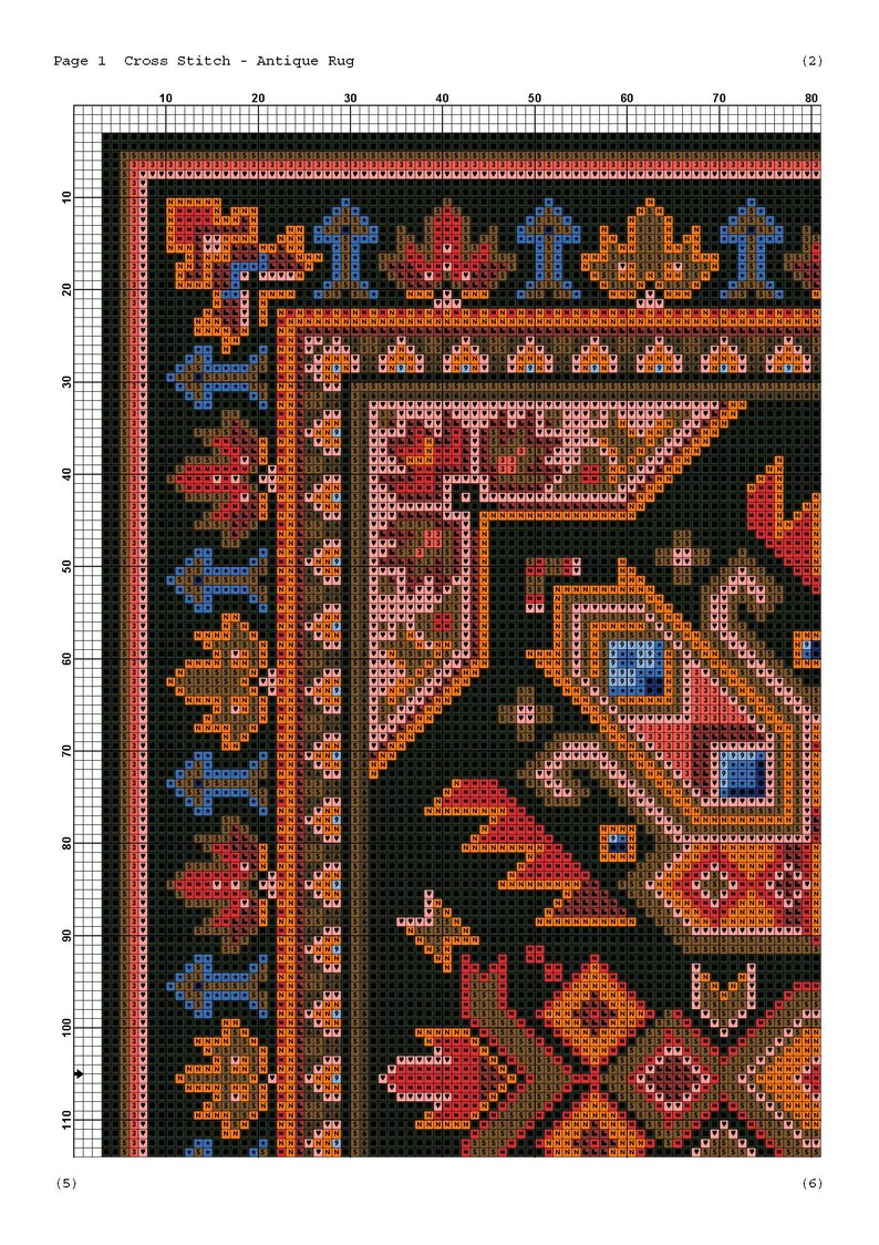 Op de afbeelding: Een kruissteekpatroon voor een antiek tapijt met een zwarte achtergrond en ingewikkelde ontwerpen in tinten rood, oranje, bruin, blauw en roze.