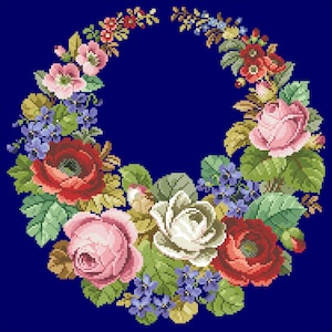 Może przedstawiać: Wianek z różowych, białych i czerwonych róż z zielonymi liśćmi i fioletowymi kwiatami na ciemnoniebieskim tle.