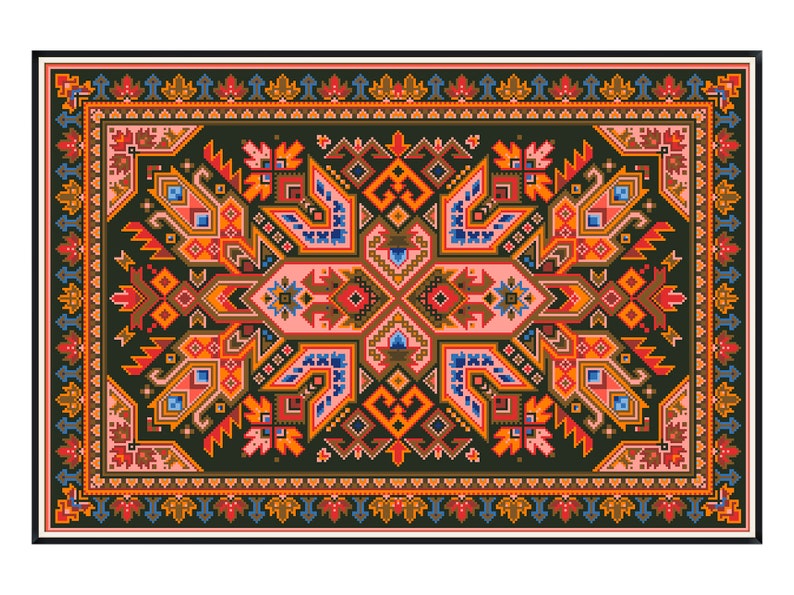 Op de afbeelding: Een kleurrijk tapijt met een geometrisch patroon in tinten rood, oranje, blauw, groen en roze. Het tapijt heeft een donkergroene achtergrond en een rand met een bloemmotief.