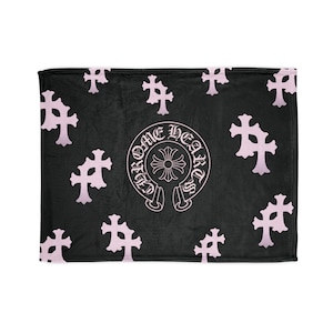 Puede incluir: Manta de franela negra con un logotipo blanco de Chrome Hearts y un patrón de cruces rosas.