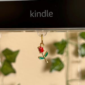Rose Kindle Dust Plug Anhänger: Kokette Geschenk für Leseratten