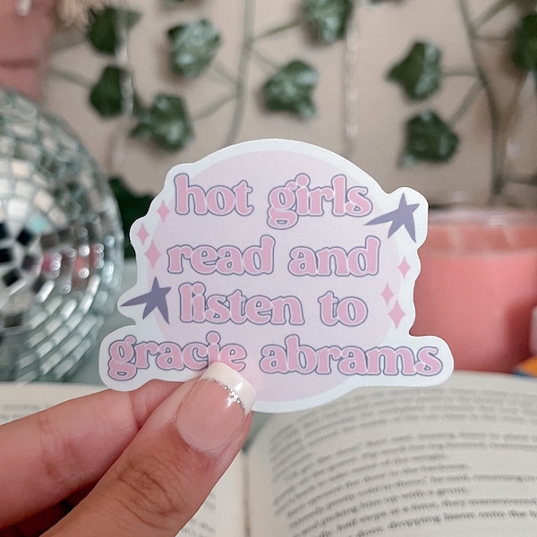Chicas calientes leen y escuchan la pegatina de Gracie Abrams, merchandising de Gracie Abrams, pegatinas Bookish, pegatinas Kindle, chicas calientes leen, Gracie Abrams