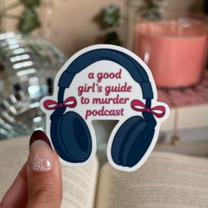 Adesivo podcast Good Girl's Guide to Murder, adesivo AGGGTM, adesivi Bookish, adesivi Kindle, merchandising Bookish, Pip e Ravi, merchandising AGGGTM