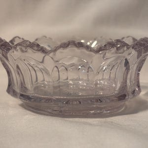 Cuenco de vidrio antiguo de Heisey Colonial con borde festoneado y diseño de huella dactilar, de finales del siglo XIX.