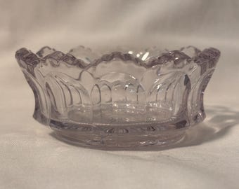 Antik Heisey-skål i kolonialstil med tumavtryck och vågig kant, sent 1800-tal