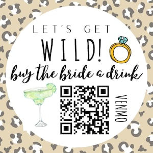Könnte beinhalten: Ein weißer Kreis mit einem Leopardenmuster im Hintergrund. Der Text "Let's Get Wild! Buy the bride a drink" ist in Schwarz geschrieben. Ein QR-Code befindet sich in der Mitte des Kreises, rechts daneben steht das Wort "Venmo" vertikal. Links vom QR-Code befindet sich ein Margarita-Glas mit einem Limettenstück. Im oberen rechten Eck des Kreises befindet sich ein goldener Ring mit einem blauen Diamanten.