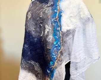 Bufanda de fieltro Nuno, fieltro húmedo, lana merino, azul, blanco, dorado, moda lenta, arte para llevar, fieltro, fieltrado, hecho a mano, regalo para ella