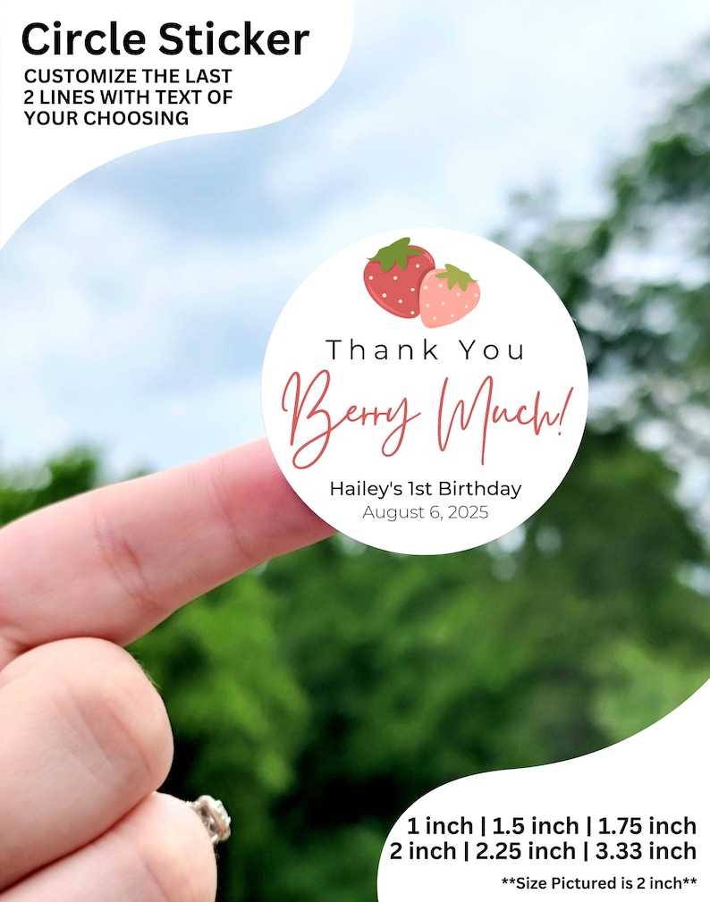 Może przedstawiać: Okrągła naklejka z białym tłem i czerwonymi truskawkami. Tekst "Thank You Berry Much!" jest napisany r&oacute;żowym kursywą. Tekst "Hailey's 1st Birthday August 6, 2025" jest napisany czarnym kolorem pod truskawkami. Naklejka jest dostępna w rozmiarach 1 cal, 1,5 cala, 1,75 cala, 2 cale, 2,25 cala i 3,33 cala. Naklejka na zdjęciu ma 2 cale.