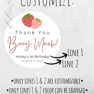 Może przedstawiać: Okrągła naklejka w kolorze białym z wzorem czerwonych i r&oacute;żowych truskawek. Tekst "Thank You Berry Much!" jest napisany czerwonym kursywą. Pod tekstem znajduje się "Hailey's 1st Birthday" i "August 6, 2025". Naklejka jest personalizowana z dwoma wierszami tekstu, z maksymalnie 35 znak&oacute;w w wierszu.