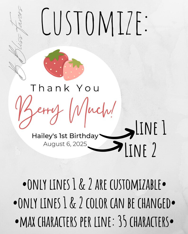 Może przedstawiać: Okrągła naklejka w kolorze białym z wzorem czerwonych i r&oacute;żowych truskawek. Tekst "Thank You Berry Much!" jest napisany czerwonym kursywą. Pod tekstem znajduje się "Hailey's 1st Birthday" i "August 6, 2025". Naklejka jest personalizowana z dwoma wierszami tekstu, z maksymalnie 35 znak&oacute;w w wierszu.