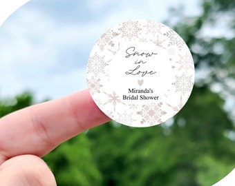 Puede incluir: Pegatina circular blanca con un diseño de copo de nieve y el texto "Snow in Love" y "Miranda's Bridal Shower". La pegatina está disponible en varios tamaños: 1 pulgada, 1,5 pulgadas, 1,75 pulgadas, 2 pulgadas, 2,25 pulgadas y 3,33 pulgadas.