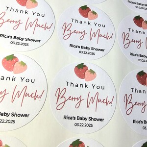 Może przedstawiać: Okrągłe białe naklejki z wzorem r&oacute;żowych truskawek i tekstem "Thank You Berry Much!"  Rica's Baby Shower 03.22.2025