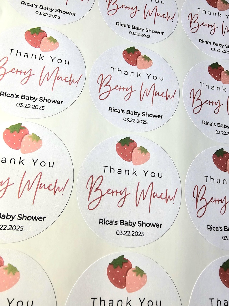 Może przedstawiać: Okrągłe białe naklejki z wzorem r&oacute;żowych truskawek i tekstem "Thank You Berry Much!"  Rica's Baby Shower 03.22.2025