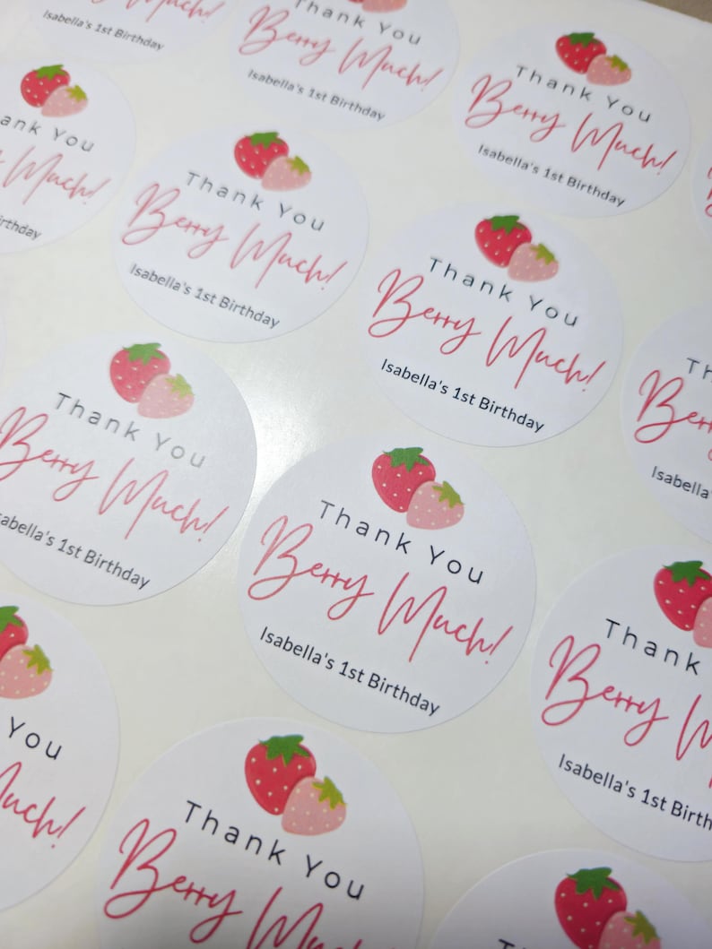 Może przedstawiać: Okrągłe białe naklejki z wzorem r&oacute;żowej truskawki i tekstem "Thank You Berry Much!" i "Isabella's 1st Birthday".