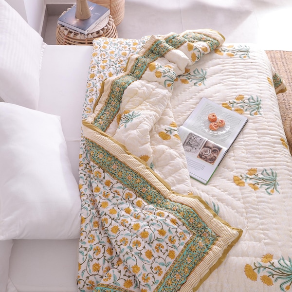 Handbedrukte katoenen quilt, omkeerbare sprei met Mughal-bloemenprint, vintage boho lichtgewicht katoenen oversized dekbed, ideaal als cadeau voor thuis.