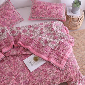 Roze katoenen quilt met rozenmotief, Indiase handbedrukte quiltsprei, dekbed met bloemenprint voor een tweepersoonsbed, zachte zomerdeken, quilt voor alle seizoenen