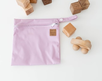 Mini Wet Bag ""Wilder Flieder"" | Die Einfache Mami | Stoffwindel Aufbewahrung | Nasstasche | Windeltasche | Reisetasche