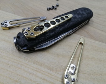 Klips kieszonkowy steampunk do rękojeści noża SAK 91 mm. Szwajcarski nóż kieszonkowy model EDC 91, ręcznie wykonany, tytanowo-mosiądzowy, ze stali nierdzewnej.