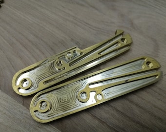 Półfabrykaty do łusek SAK91 mm. Materiał: mosiądz. Model EDC customowy. Ręcznie robiony na zamówienie. Szwajcarski nóż składany SAKWorld. Noże hobbystyczne customowe. Ręcznie robione łuski.