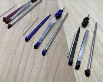 Kompletny zestaw Victorinox, części zamienne w różnych kolorach, akcesoria, pęseta, długopis, wykałaczka, szpilka, płaski śrubokręt ciemnoczerwony, niebieski, czarny