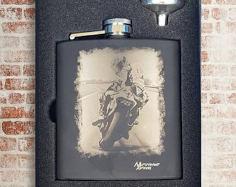 Petaca grabada Valentino Rossi, petaca de metal negro grabada, petaca de motero, petaca de regalo única, petaca de motero