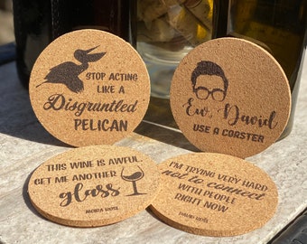 Peut inclure: Quatre dessous de verre ronds en liège avec des citations et des illustrations humoristiques. L'un dit "Stop acting like a disgruntled pelican". Un autre dit "Ew, David, use a coaster". Les deux autres disent "This wine is awful, get me another glass" et "I'm trying very hard not to connect with people right now."