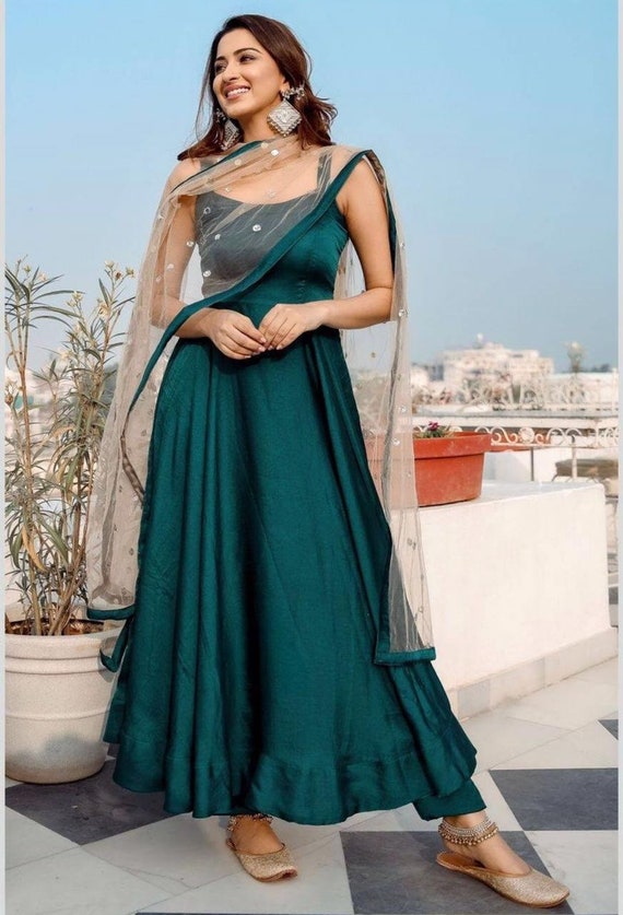 karishma kapoor in pakistani suits