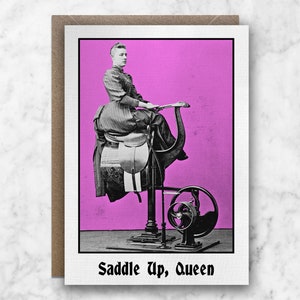 En selle, Queen - Carte humoristique A6 pour les passionnés de fitness : équitation, salle de sport, humour, exercice physique, drag queen, LGBT, gay, poney, dressage, sports