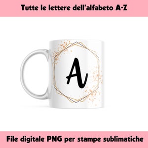 Può includere: Tazza in ceramica bianca con una cornice geometrica dorata e la lettera "A" in scrittura nera. La tazza ha uno sfondo leggermente macchiato di oro e bianco.