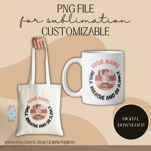 Può includere: Una borsa di tela bianca e una tazza bianca con un design circolare rosa che presenta una donna in meditazione. Il testo su entrambi gli articoli recita "Your Name Smile. Breathe and Go Slowly."