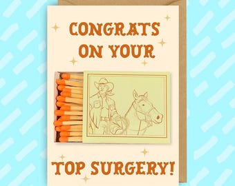 Pode incluir: Um cartão bege claro com um envelope castanho. O cartão tem um desenho de um cowboy a montar a cavalo e uma caixa de fósforos. O texto no cartão diz "Congrats on your Top Surgery!"
