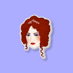 Può includere: Un adesivo con una donna con i capelli rossi ricci che indossa una tiara. Ha gli occhi chiusi e sorride.