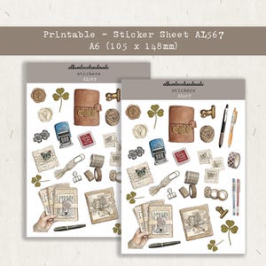 Może przedstawiać: Dwa arkusze naklejek z różnymi ilustracjami o tematyce scrapbookingu. Naklejki zawierają brązowy skórzany notatnik, stemple, taśmę washi i dłoń trzymającą książkę. Tekst "Printable - Sticker Sheet AL567" znajduje się na górze. Każdy arkusz ma format A6, 10,5 x 14,8 cm.