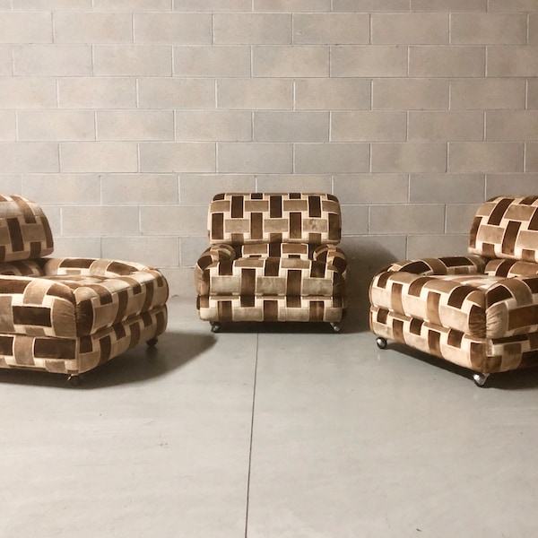 Fabuleux fauteuils design des années 70 en velours à roulettes