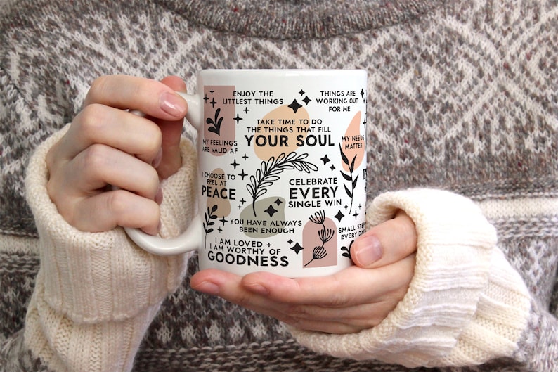 Puede incluir: Taza de cer&aacute;mica blanca con texto negro e ilustraciones. El texto dice "Disfruta de las cosas m&aacute;s peque&ntilde;as", "T&oacute;mate el tiempo para hacer las cosas que llenan tu alma", "Elige sentir la paz", "Celebra cada peque&ntilde;a victoria", "Siempre has sido suficiente", "Soy amado + Soy digno de bondad".