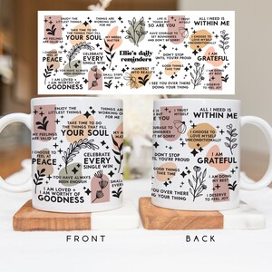 Puede incluir: Taza de cer&aacute;mica blanca con dise&ntilde;os florales negros y rosas y texto motivacional. El frente de la taza dice "Disfruta de las cosas m&aacute;s peque&ntilde;as. T&oacute;mate el tiempo para hacer las cosas que llenan tu alma. Elijo sentir paz. Siempre has sido suficiente. Soy amado. Soy digno de bondad." La parte posterior de la taza dice "La vida es dura, pero t&uacute; tambi&eacute;n. Ten el coraje de establecer l&iacute;mites y no te disculpes. No te detengas hasta que est&eacute;s orgulloso. Las cosas buenas toman tiempo. Te veo all&iacute; haciendo lo tuyo. Conf&iacute;o en m&iacute; mismo. Todo lo que necesito est&aacute; dentro de m&iacute;. Elijo amarme incondicionalmente. Estoy agradecido. Estoy haciendo lo mejor. Merece la pena sentir alegr&iacute;a."