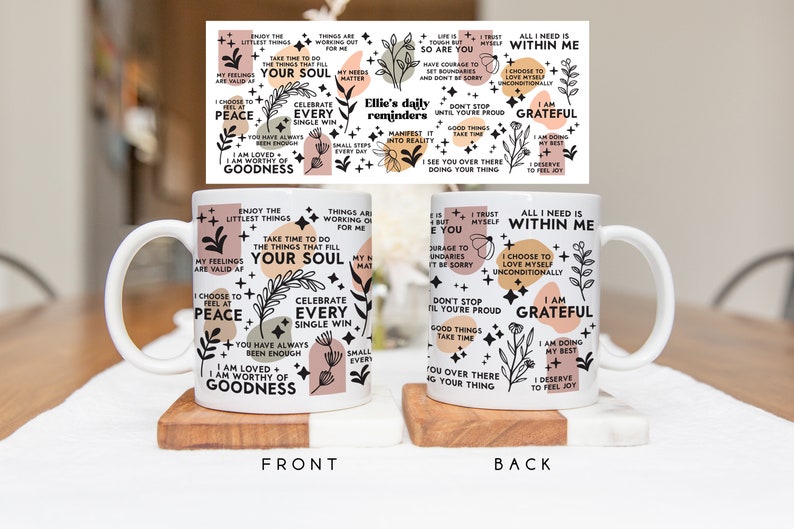 Puede incluir: Taza de cer&aacute;mica blanca con dise&ntilde;os florales negros y rosas y texto motivacional. El frente de la taza dice "Disfruta de las cosas m&aacute;s peque&ntilde;as. T&oacute;mate el tiempo para hacer las cosas que llenan tu alma. Elijo sentir paz. Siempre has sido suficiente. Soy amado. Soy digno de bondad." La parte posterior de la taza dice "La vida es dura, pero t&uacute; tambi&eacute;n. Ten el coraje de establecer l&iacute;mites y no te disculpes. No te detengas hasta que est&eacute;s orgulloso. Las cosas buenas toman tiempo. Te veo all&iacute; haciendo lo tuyo. Conf&iacute;o en m&iacute; mismo. Todo lo que necesito est&aacute; dentro de m&iacute;. Elijo amarme incondicionalmente. Estoy agradecido. Estoy haciendo lo mejor. Merece la pena sentir alegr&iacute;a."