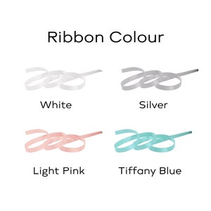 Op de afbeelding: Vier lintmonsters in verschillende kleuren: wit, zilver, lichtroze en Tiffany-blauw. Lintkleur.