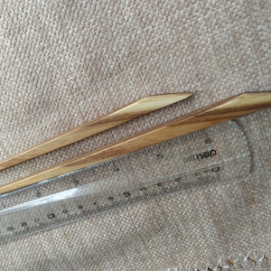 Gladde houten haarstick: fijne textuur, natuurlijke glans