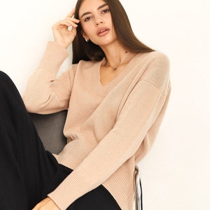 Knitted Powder Cashmere Pullover for Women - Cozy Winter Sweater - Elegant Cashmere Knitwear for Women -Sweater in powder and beige colours