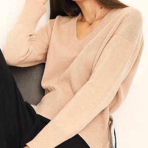 Suéter de cachemira de punto: suéter beige empolvado con cuello en V