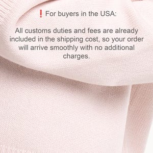 Puede incluir: Un su&eacute;ter de punto rosa claro con cuello y dobladillo acanalados. La tela tiene una textura fina y suave. La prenda se muestra con una vista clara del patr&oacute;n de tejido y el color pastel s&oacute;lido y uniforme en toda la pieza.